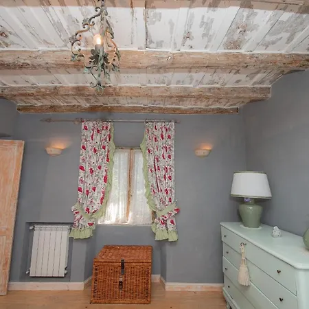 Red Elegant And Charming Near Rome Villa *